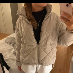 vit/Beige quiltad jacka - Säljer en superfin vit/ beige quiltad jacka med dragkedja. Den är perfekt för höst och vår, och har en skön, normal passform. nypris: ca 500kr