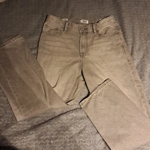Jack & Jones jeans  - Säljer ett par snygga beige jeansbyxor i riktigt bra skick. Jag har använt dem ett få antal gånger De har en klassisk femficksdesign och är i en straight passform. Perfekta för både vardag och fest! Storlek, är till barn som är 12 13 och 14 år gammla. Säljer för 300kr storlek 152 12y
