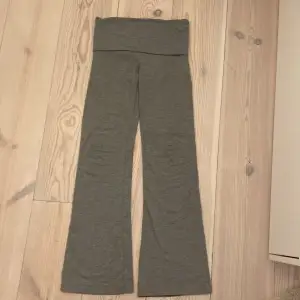 Säljer mina ljus gråa yogapants från gina tricot, dem är ljusare i verkligheten!💕 har tecken på användning men inga hål eller defekter! Köpta för 200 kr!