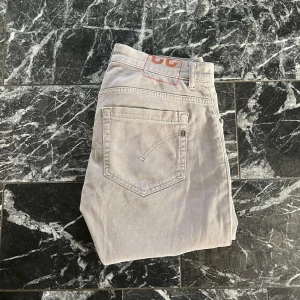 Dondup jeans  - Hej!😊 Säljer dessa ass snygga dondup jeans i den populära modellen George. De är i väldigt bra skick 9/10! Nypris på dessa är 2500 och jag säljer för endast 699! Priset är ej hugget i sten! 🪨 Vid frågor och funderingar är det bara att höra av sig😊
