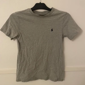 Polo Ralph Lauren T-shirt - Säljer denna fina t-shirt som tyvärr är för liten för mig, storlek S men är ganska liten i storleken☹️ Tröjan har inga defekter men har används med kärlek!😍 Öppen för prisförslag!