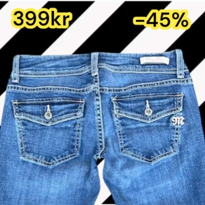 Miss Me Reminisce bootcut jeans - Storlek W27💙 Längd: 102cm • midjebredd: 35cm •  Innerbenslängd: 83 cm • Lårbredd: 22,5 cm • benöppning: 24 cm • OBS! Färgen är mest lik passformsbilderna, hål vid hälen *se bild 5. Modellen är 163cm • Hör gärna av dig vid frågor💙