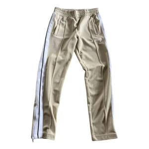 Beige träningsbyxor från Palm Angels - Beige träningsbyxor från Palm Angels. De har en elastisk midja och vita . Köpte för nån vecka sen men dem passa inte min storlek 
