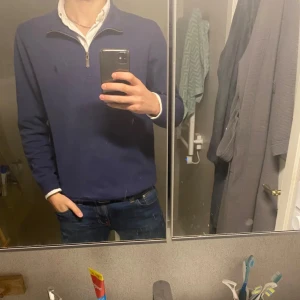  Ralph Lauren halv zip - Säljer en snygg marinblå tröja från Polo Ralph Lauren i storlek L. Tröjan har en dragkedja vid halsen och är perfekt för både vardag och lite finare tillfällen. Den är långärmad och gjord i ett mjukt material som känns skönt mot huden. Passar perfekt till jeans eller chinos! Skriv vid minsta fråga eller fundering🔥👍