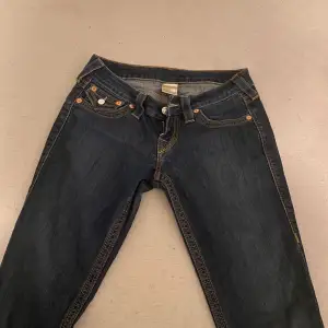 True religion jeans i skinny mode, de är jätte fina och i HELT ny skick (kan även göra de bootcut om du vill köpa) Storlek: W26