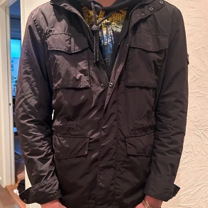 J.Lindeberg field jacket  - Tja, skitsnygg field jacka som passar bra i kallare årstider. Modellen är 185 och bär storlek L (mindre i storlek). Pris går att diskuteras!