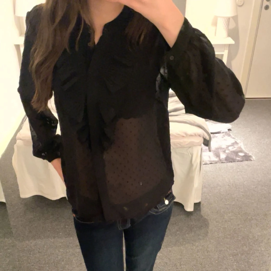 Svart blus med fina detaljer  - 91