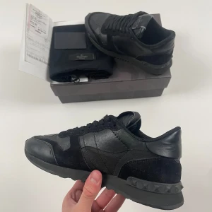 Valentino Rockrunners Skor  - Valentino Rockrunner Skor | Detta är marknadens fetaste, populäraste & mest eftertraktade sko nu inför vintern & hösten! | Skick 9/10, EXTREMT bra! | Storlek 36, men passar nog även 37-38 då de är lite större i storleken enligt oss | ALLT OG - Box, dustbag & kvitto medföljer | Priset är alltid diskuterbart vid snabb affär! | Nypris 8000kr | Du får mer än gärna höra av dig vid minsta möjliga fråga eller fundering så svarar vi med glädje! |  / GardeGrisch - Registrerat företag 😄