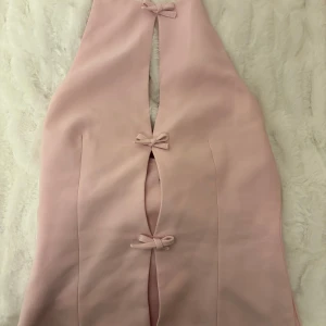 Ljusrosa Zara topp med rosetter - Superfin topp från Zara, är slutsåld ❤️