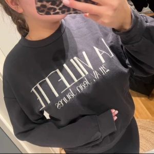 Svart sweatshirt med text - Säljer en svart sweatshirt med vit text på framsidan. Tröjan är perfekt för en avslappnad stil. Den är gjord av mjukt material och har långa ärmar med ribbade muddar. Perfekt för höst och vinter! Från Gina tricot storlek S