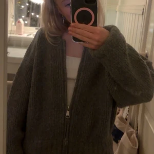 Grå stickad kofta med dragkedja - Mysig grå stickad kofta med dragkedja. Perfekt för vintern!!! Den är köpt ifrån Zara🥰