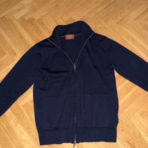 Zip up kofta - Säljer nu denna grymt snygga zip upen. Oklart vilket märke det är men kvaliten är grym då jag haft den i cirka 1 år o den känns fortfarande som ny. Storlek S/M. Bara att skriva ett DM vid intresse!