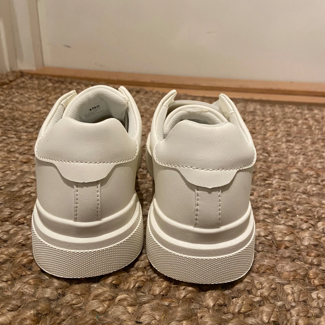 Vita sneakers i syntetmaterial - 91