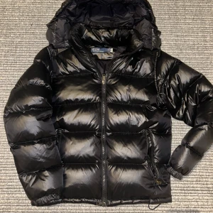Ralph lauren vinterjacka - Tja säljer nu denna nästan helt oanvända ralph lauren vinter jackan i storlek M. Skicket är 9.5/10 och kvitto tillkommer även. Nypriset ligger på 6000kr! Kontakta oss vid frågor!
