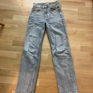 Grå jeans från Ginatricot - Säljer ett par grå jeans från Ginatricot i storlek 32. De har en klassisk femficksdesign och är i bra skick. Perfekta för både vardag och fest! 🖤Lite för långa för ni tyvärr som är 158cm