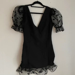 Svart klänning med puffärmar - Svart kort klänning med puffärmar🖤🖤 Tyvärr för kort för mig (jag är 180 cm)🩷🩷