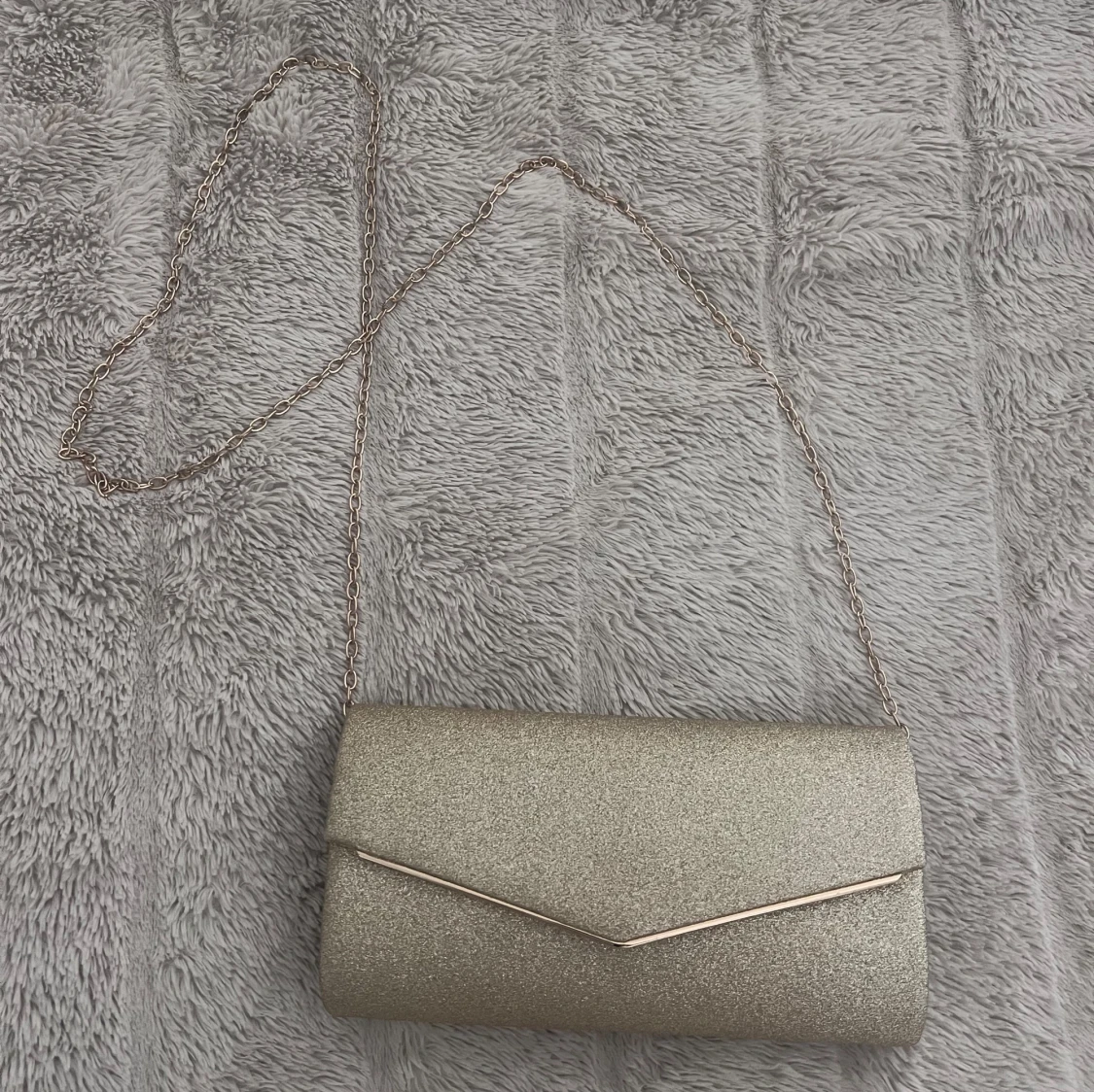 Glittrig guld kuvertväska med kedja