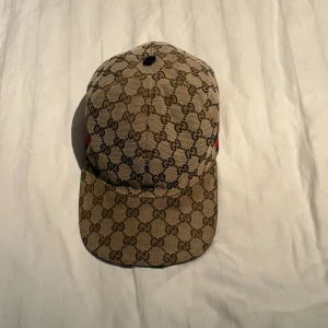Beige Gucci keps - Säljer en beige Gucci keps i bra skick storlek S