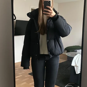 Svart pufferjacka - Zara - Säljer en svart pufferjacka från Zara i storlek M. Jackan är perfekt för kalla dagar med sin tjocka vaddering och höga krage. Den har långa ärmar med ribbade muddar och stängs med dragkedja. Använd fåtal gånger. Supermysig och perfekt för vintern!❤️