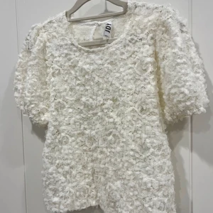 Vit spetsblus från JDY - Superfin vit spetsblus från JDY med korta puffärmar💕Använd 1 gång💕