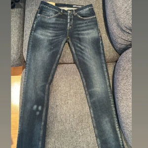Mörkblå jeans från Dondup - Säljer ett par snygga mörkblå jeans från Dondup. De har en klassisk femficksdesign och en lätt slitning för en cool look. Perfekta för både vardag och fest! 🕺Obs Priset är inte hugget i sten!