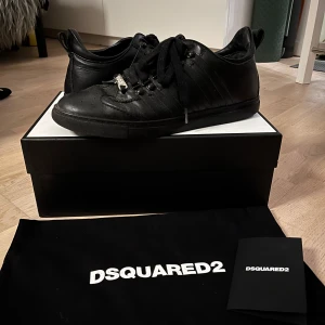 Svarta sneakers från DSQUARED2 - Säljer ett par stilrena svarta sneakers från DSQUARED2. Modellen heter ”Vitello sport”. Jättefint skick. Finns dustbag, kvitto och original kartong. 