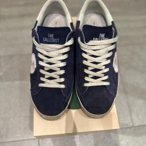 Blå the gallerist skor - Helt nya the gallerist skor. Använda ung 5 gånger. 10/10 skick. Priset kan diskuteras. Box kommer med.