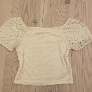 Tight Vit/beige söt topp från Kappahl!💕 storlek 146-152/XXS - Säljer en söt vit topp från Kappahl i storlek 146/152. Toppen har ett fint mönster och passar perfekt till ett par jeans!💕 den är använd fåtal gånger och är super fin!