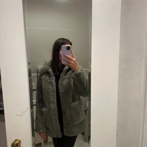 Grå pälsjacka - Säljer en supermysig grå pälsjacka. Den är i väldigt bra skick och perfekt till vintern/hösten eftersom den är varm