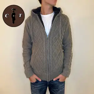 Fodrad Cardigan/Jacka | Skick 9/10 | Vårat pris endast 2399kr | Storlek M | Sjukt snygg och eftertraktad, perfekt för vintern! | Svarar gärna på era frågor och funderingar!