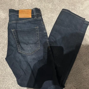 Jack and jones jeans - Säljer ett par snygga mörkblå med riktigt najs tvättning i modellen Slim Straight storlek W29 L30 . Jeansen är i bra skick och har en bekväm passform. Skriv vid minsta fundering😁