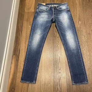 Dondup George  - Dondup George | W33 | skick 9,5/10 | skön tvätt och slitningar |  Nypris 4000 vårt pris 899kr | skriv vid frågor eller funderingar och snabb affär = bättre pris