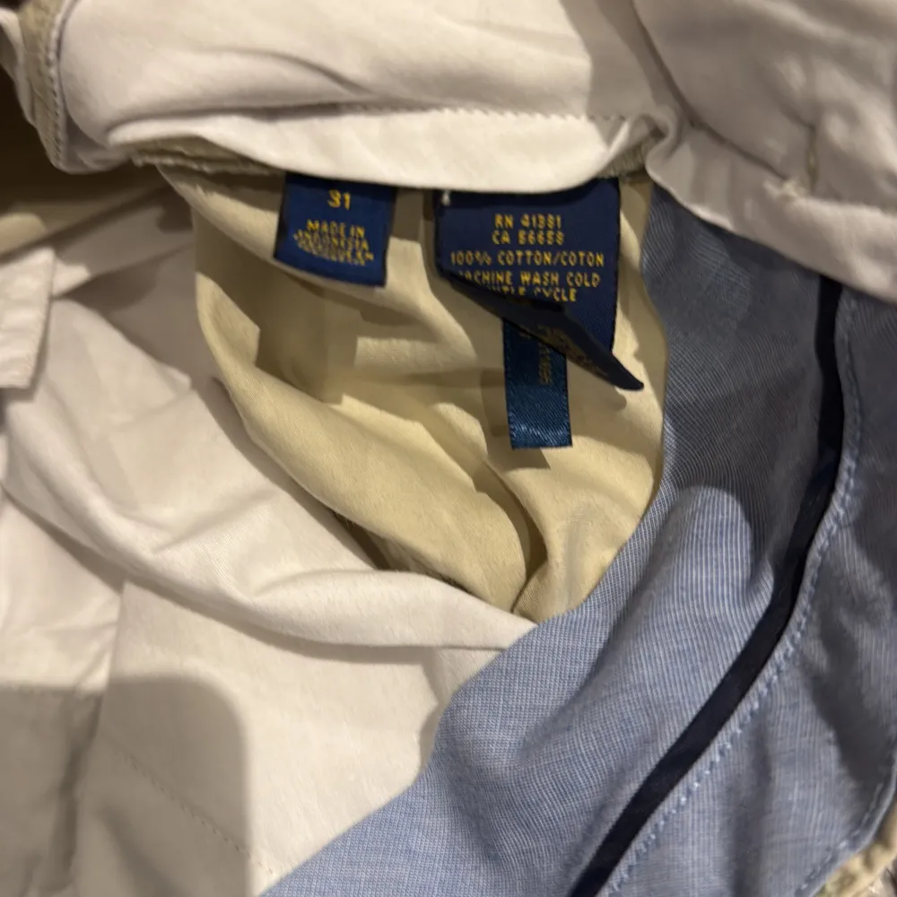 Säljer ett par klassiska beige shorts från Polo Ralph Lauren i storlek 31. . Shorts.