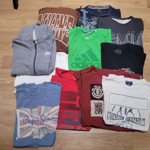 Säljer en samling av 10 st t-shirts i olika färger och mönster samt två hoodies.  T-shirtsen inkluderar märken så som Adidas, Pepe Jeans, Levis etc... Perfekt för vardagsbruk eller träning. Storlekarna varierar mellan S-M. Passa på att uppdatera garderoben med dessa snygga plagg!