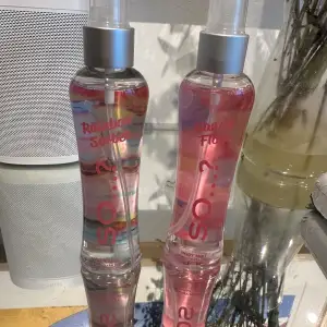 Säljer två fräscha body mists från So...? i dofterna Rainbow Sorbet och Candy Floss. Båda flaskorna är genomskinliga med rosa och silver detaljer, och har en praktisk sprayfunktion. Perfekt för att fräscha upp sig under dagen! 🌈🍭 pris är för båda två