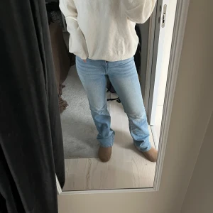 Ljusblå bootcut jeans - Säljer ett par ljusblå bootcut jeans i bra skick. De är Midwaist. 
