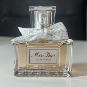 Miss dior parfym  - Endast använd vid 2 tillfällen så inprincip helt ny, säljes då jag inte tycker doften passar mig ☺️nypris:920kr🎀ej omöjlig på pris!!