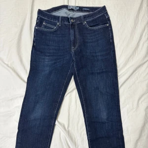 Blå jeans - Säljer dessa blåa jeans från Dressmann i storlek 33/30. Mycket fint skick men storleken funkar inte för mig längre.
