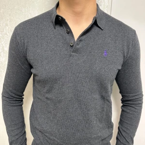 Ralph Lauren långärmad piké - Säljer min långärmade piké från Ralph Lauren som är i storlek S. Passar tyvärr inte längre så därför måste den nu säljas. I så gott som nytt skick.