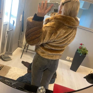 Brun pälsjacka - Säljer en supermjuk och fluffig brun pälsjacka. Den är perfekt för att hålla sig varm och snygg under kyliga dagar. Jackan har en normal passform och långa ärmar, vilket gör den både bekväm och stilren. Perfekt för höst och vinter!