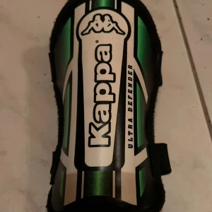 Kappa benskydd - Kappa benskydd, Bra skick, Storlek & Rekommenderar verkligen dessa till dig som behöver nya benskydd!