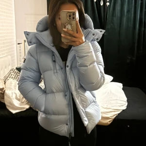 Cedrico jacka stella  - Intressekoll på den slutsålda jackan i färgen sky. Super varm och bekväm. Köptes för 2 veckor sen och använt ute ungefär 3 gånger. Skulle kunna byta mot en fjällräven i svart eller grön i den minsta modellen. Köpt för 5999 så inga skambud.