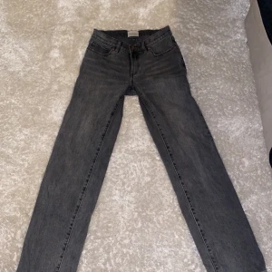 Abrand jeans  - Nåra stiliga märkes Jeans jag köpte för 1000 tror jag, men sänker priset för de är lite slitna, Annars är dom i god kondition och såklart rena nästan helt oanvända, Haft på mig dom runt 3-4 gånger. Dom är tajta vid midjan och sedan luftar ut vid knäna ungefär.