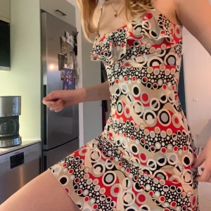 Mönstrad klänning med volangdetaljer - Fin klänning med coolt mönster, stretchig och en del support i bysten. Väldigt nice på sommaren