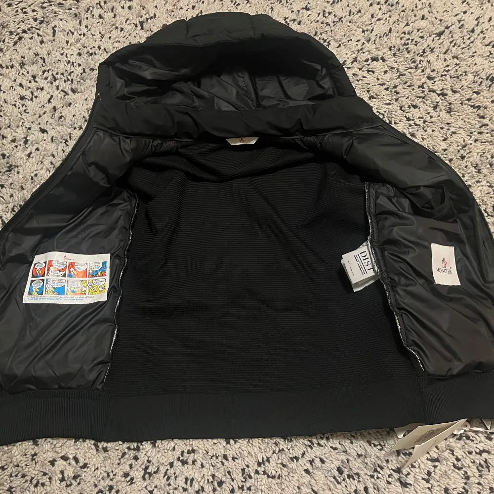 Black on black Mincler cardigan Holds wamth and is good in the cold. No defects or anything Detachable hood Size S. Jackor.