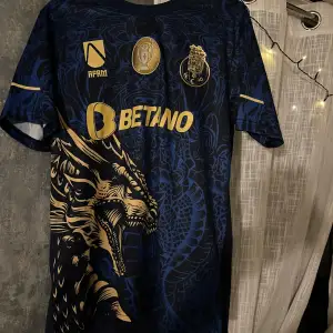 En marin blå porto tröja special kit med drake på