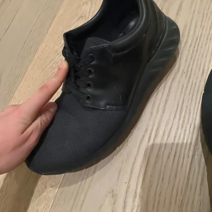 Lv skor svarta  - Säljer ett par svarta sneakers i mycket bra skick. De har en stilren design med snörning och en bekväm sula. Perfekta för både vardag och träning. Passar till det mesta i garderoben!