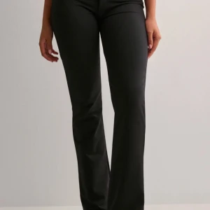 Svarta kostymbyxor från Nelly - Snygga svarta kostymbyxor från Nelly som är slutsålda, aldrig använda, helt nya, bara testade på men gillade inte hur de satt. Bilden är lånad från hemsidan för fler egna bilder är det bara att höra av sig