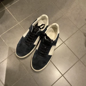 Valentino flycrews  - Tja,kör nu intressekoll på mina navy flycrews i storlek 41. De är i bra skick och alla nitar sitter kvar. Kom med bud - ❗️Obs prioriterar följare så gå in på profilen och följ om du är intresserad 😃