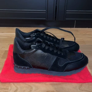 Valentino rockrunners - Svarta rockrunners helt nya aldrig använda. Dustbag medföljes. Storlek 44 passar bra för 44-45. Kan ej garantera äktenskap därav priset. Nypris cirka 7-8 tusen, mitt pris 2499. 10/10 skicka aldrig blivit använda inomhus eller utomhus endast prövad för storlek